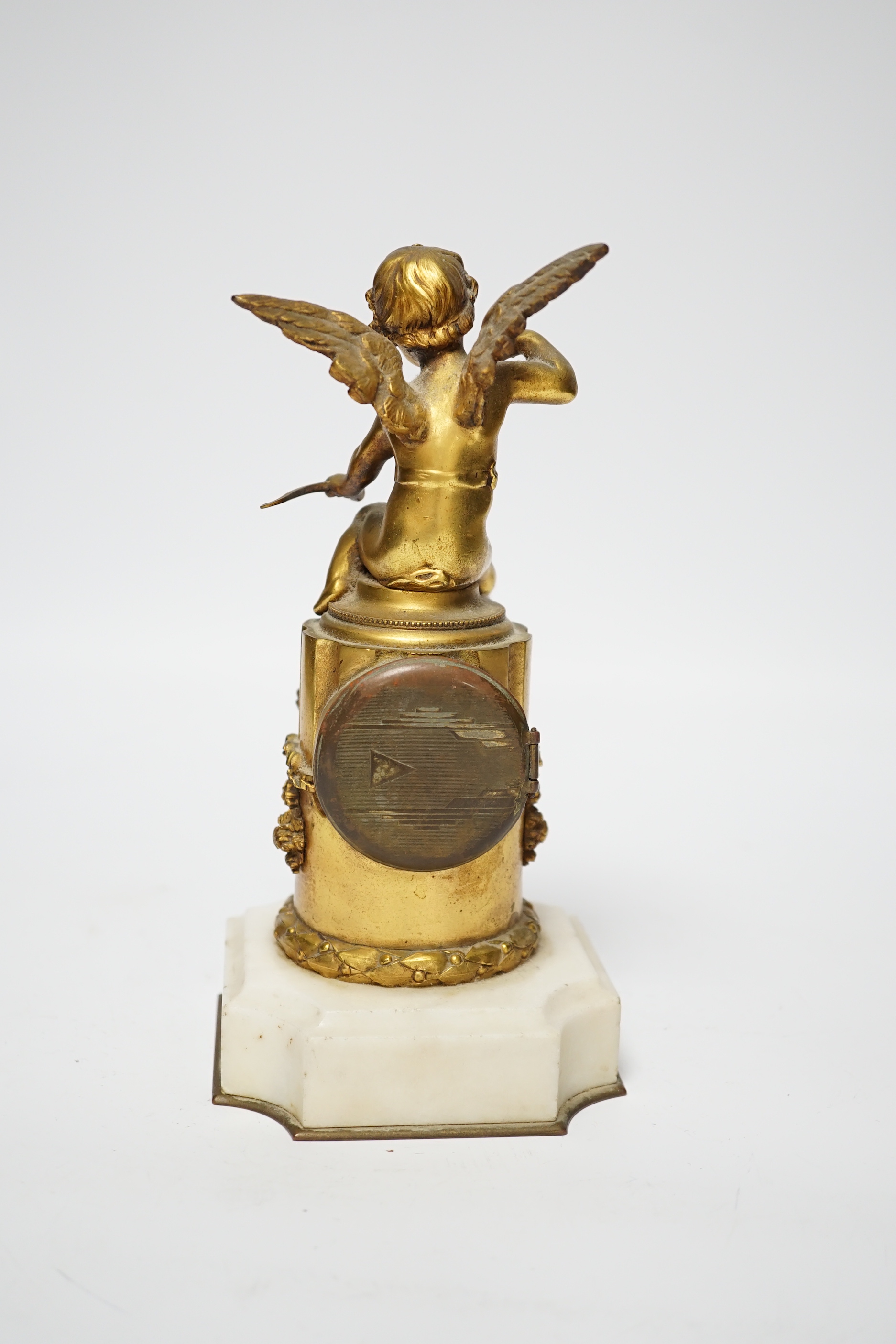 An early 20th century French ormolu and marble putto mantel timepiece, 21cm